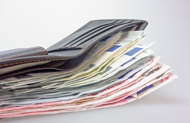 e-wallet-640x480-76658226.jpeg