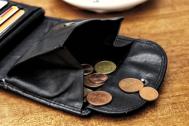 e-wallet-640x480-72135653.jpeg